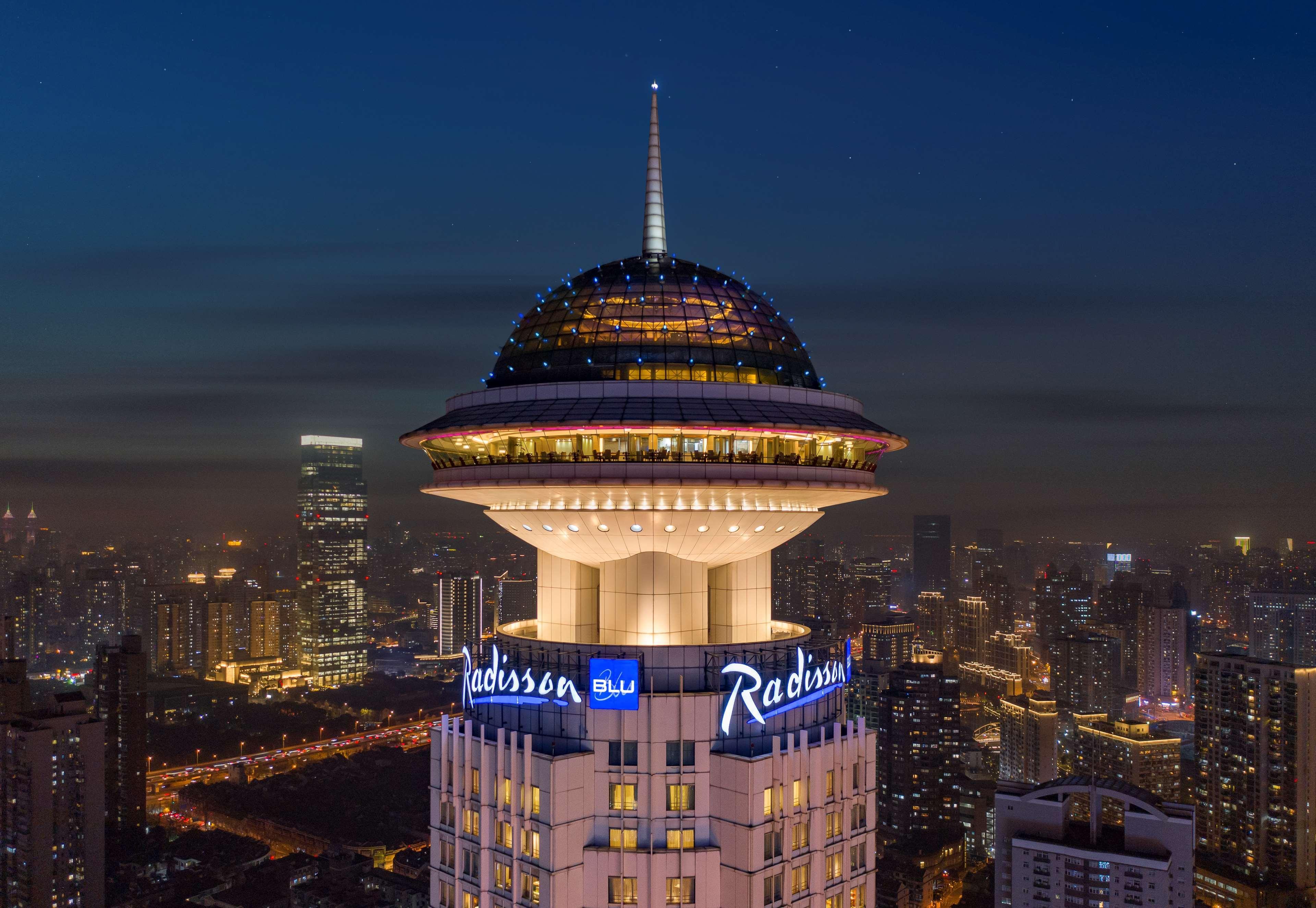 Radisson Blu Hotel Shanghai New World Exterior photo The hotel's top floors at night