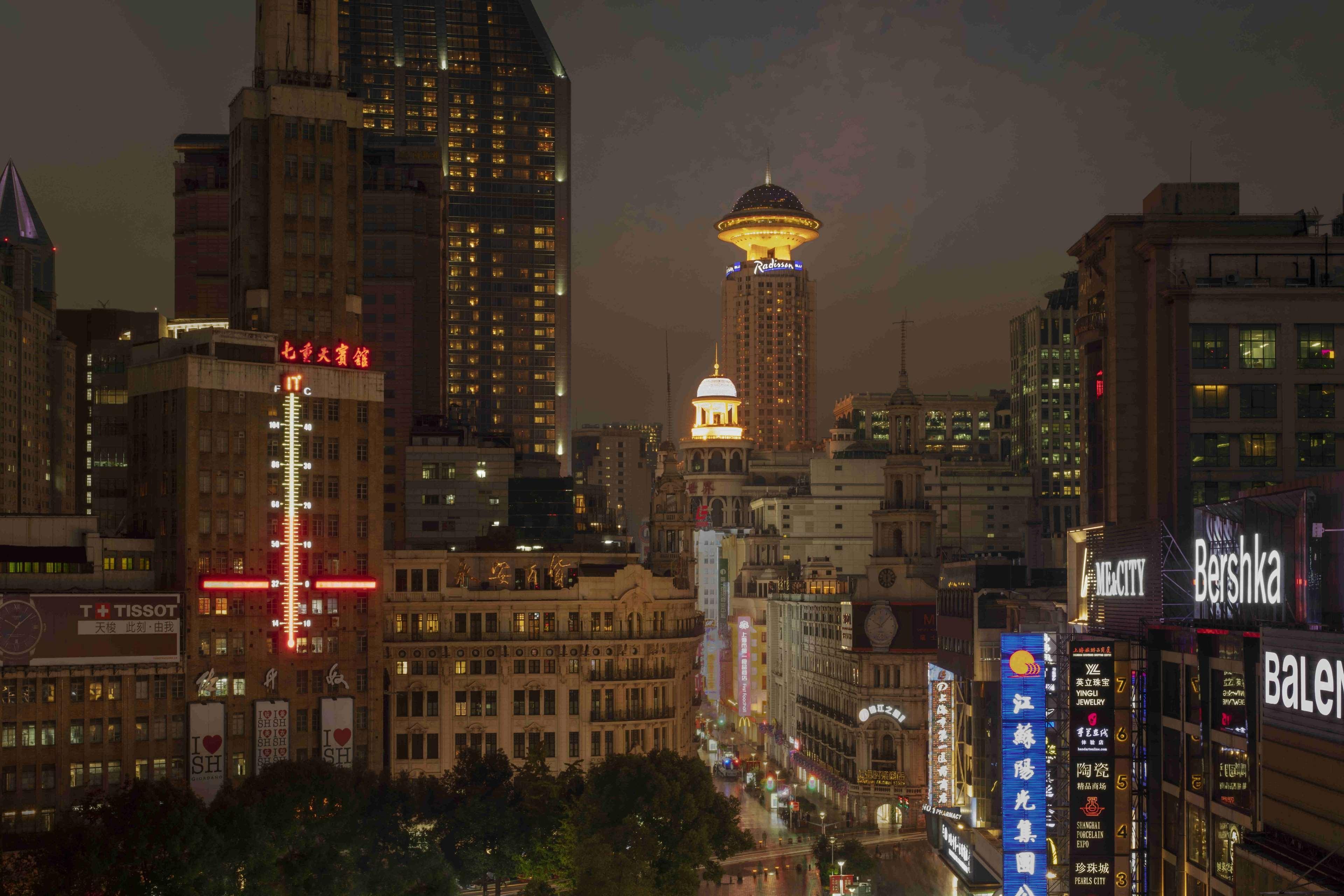 Radisson Blu Hotel Shanghai New World Exterior photo The Bank of China Building at night